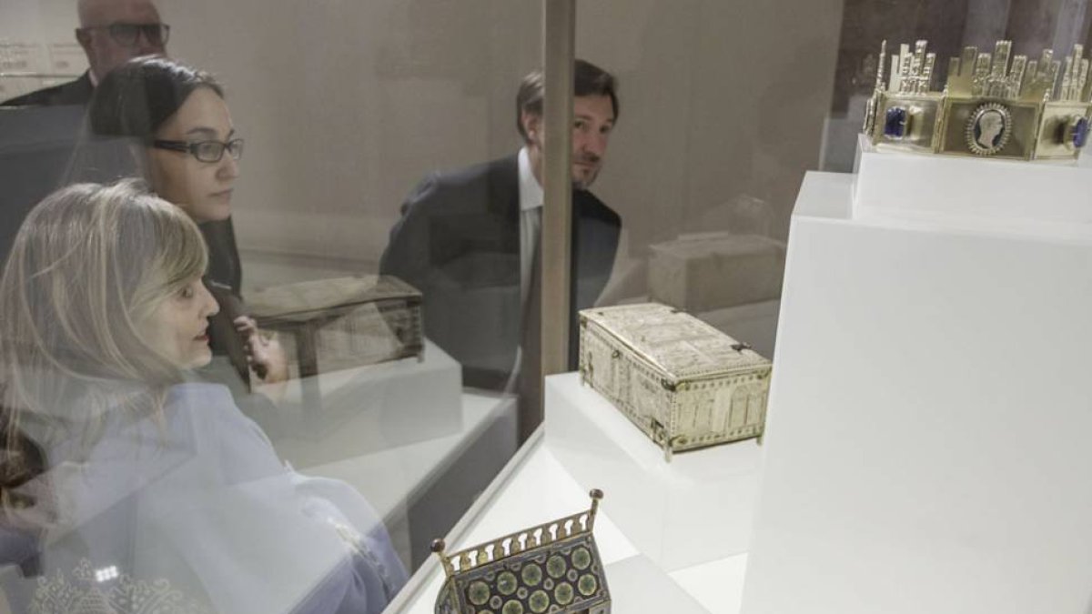 Vitrina con la famosa arqueta de Limoge que contuvo las reliquias de Tomás Becket.-Santi Otero