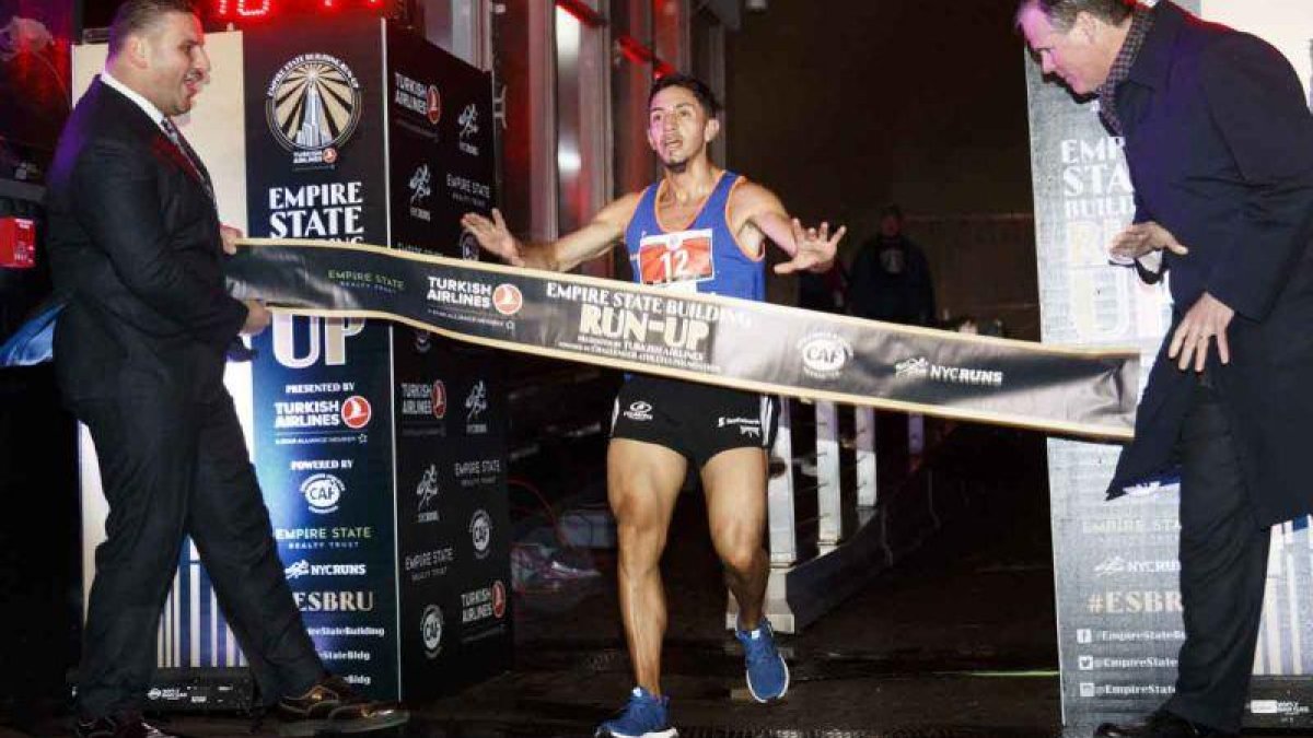 Ganó la tradicional carrera por las escaleras del Empire State Building, al remontar los 1.576 peldaños con un tiempo de 10 minutos y 50 segundos.-ATLAS