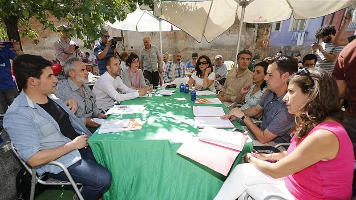 Concejales de la oposición en su primer intento -fallido- para conformar una candidatura a la alcaldía alternativa a Lacalle tras las elecciones.-R. OCHOA