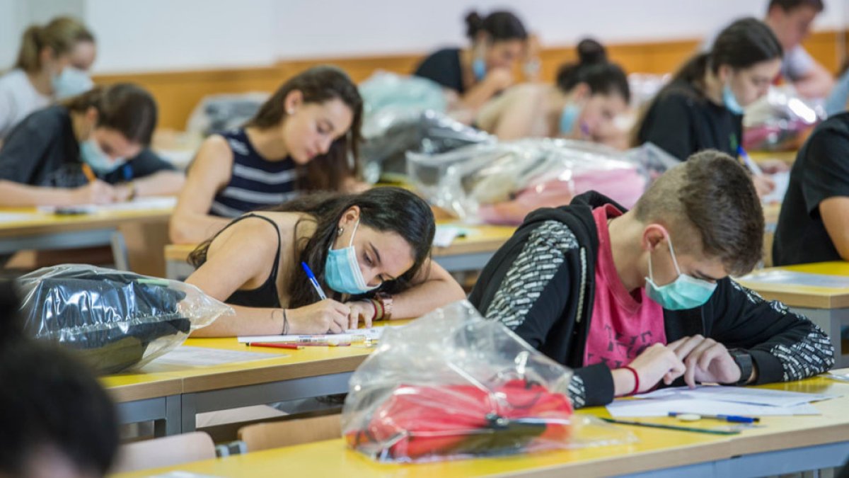 Alumnos de 2º de Bachillerato durante el primer examen de la EBAU en la Facultad de Derecho de la Universidad de Burgos (UBU). / ISRAEL L. MURILLO