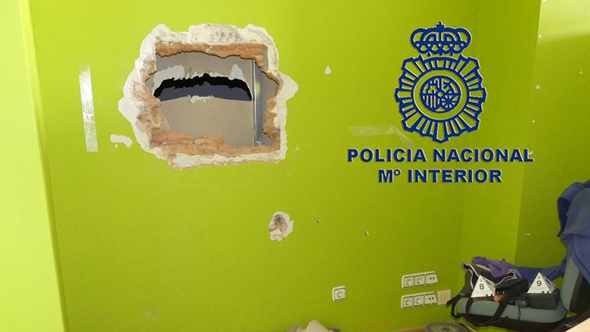 Butrón que realizaron los ladrones en el local anexo.-ECB