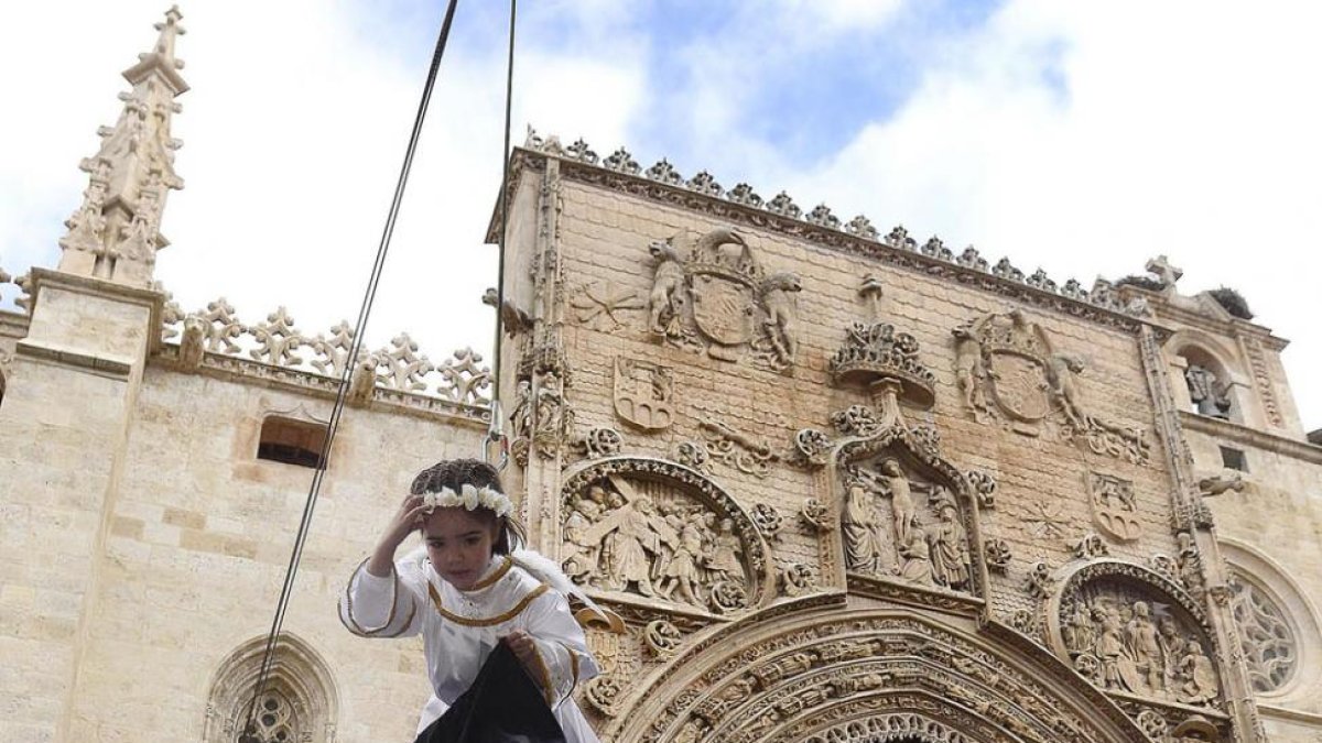 El ángel quita el velo negro a la Virgen María.-ICAL