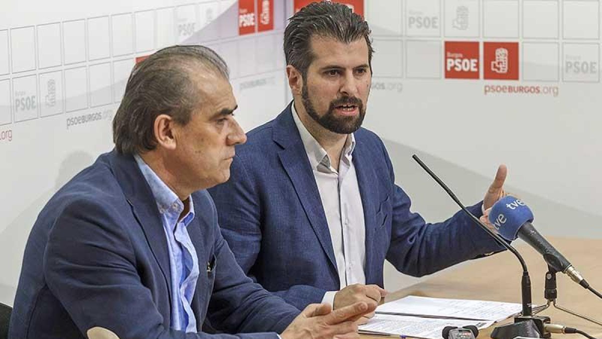 El procurador Luis Briones y Luis Tudanca, durante la rueda de prensa de ayer.-ISRAEL L. MURILLO