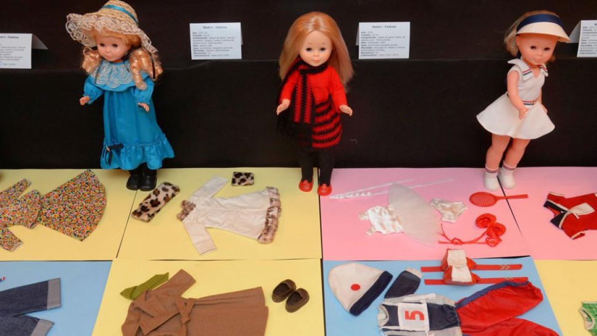 Tres de las muñecas Nancy que forman parte de la exposición con distintos modelos de vestidos.-RICARDO ORDÓÑEZ (ICAL)