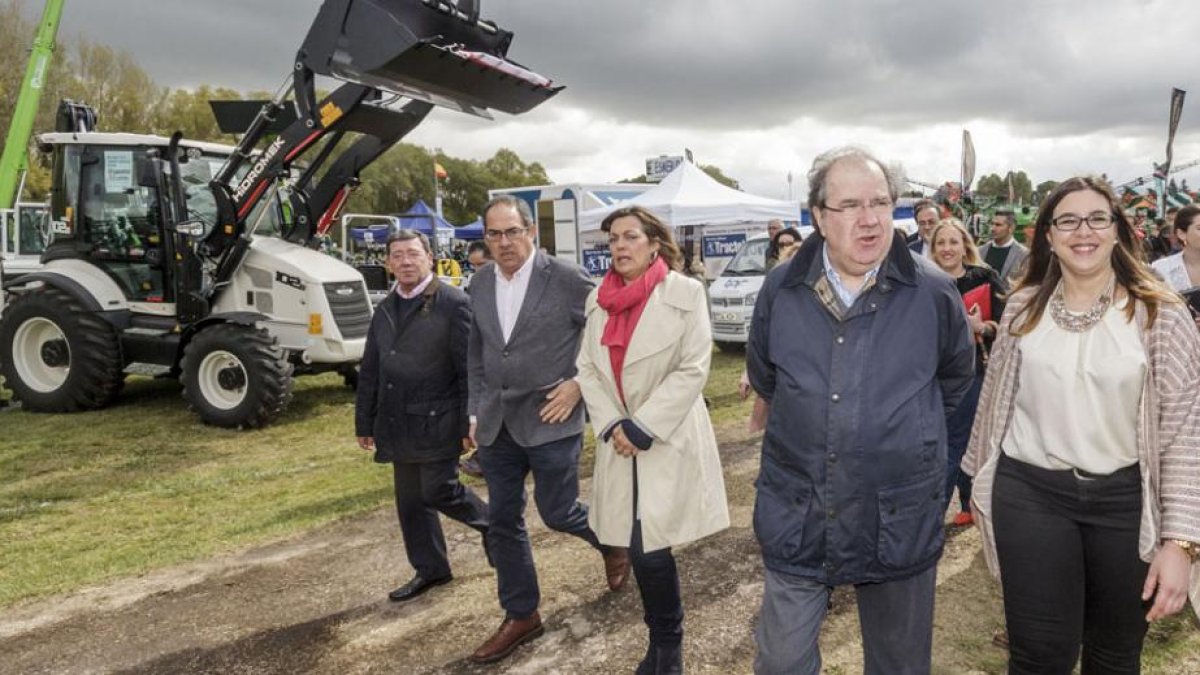 La alcaldesa (dcha de la foto) y Herrera tras inaugurarse la feria, «a la que sin embargo la Junta no aporta ni un euro».-S. O.