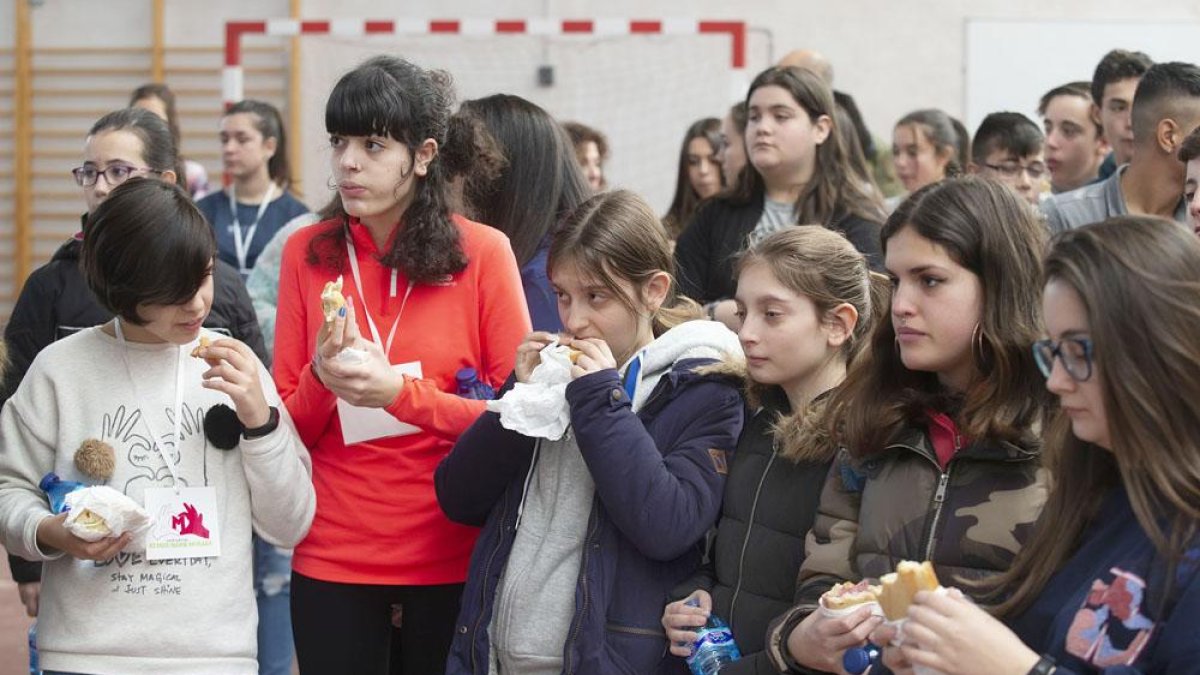 Varias alumnas se comen su bocata mientras participan de las actividades que programó el centro.-SANTI OTERO