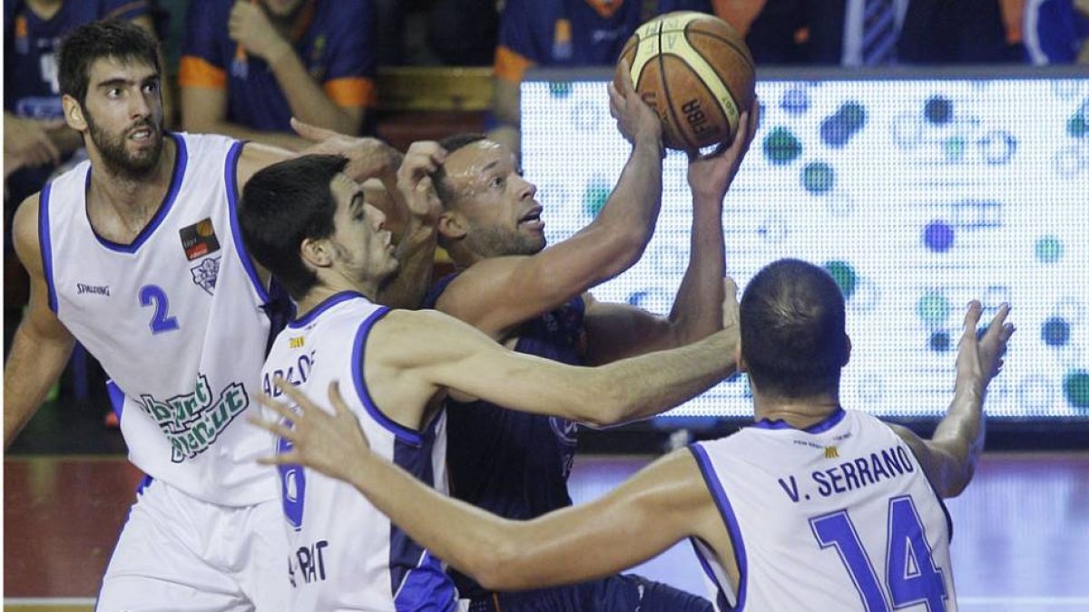 Jeff Xavier fuerza la penetración ante Abalde y Serrano, ayer.-SANTI OTERO