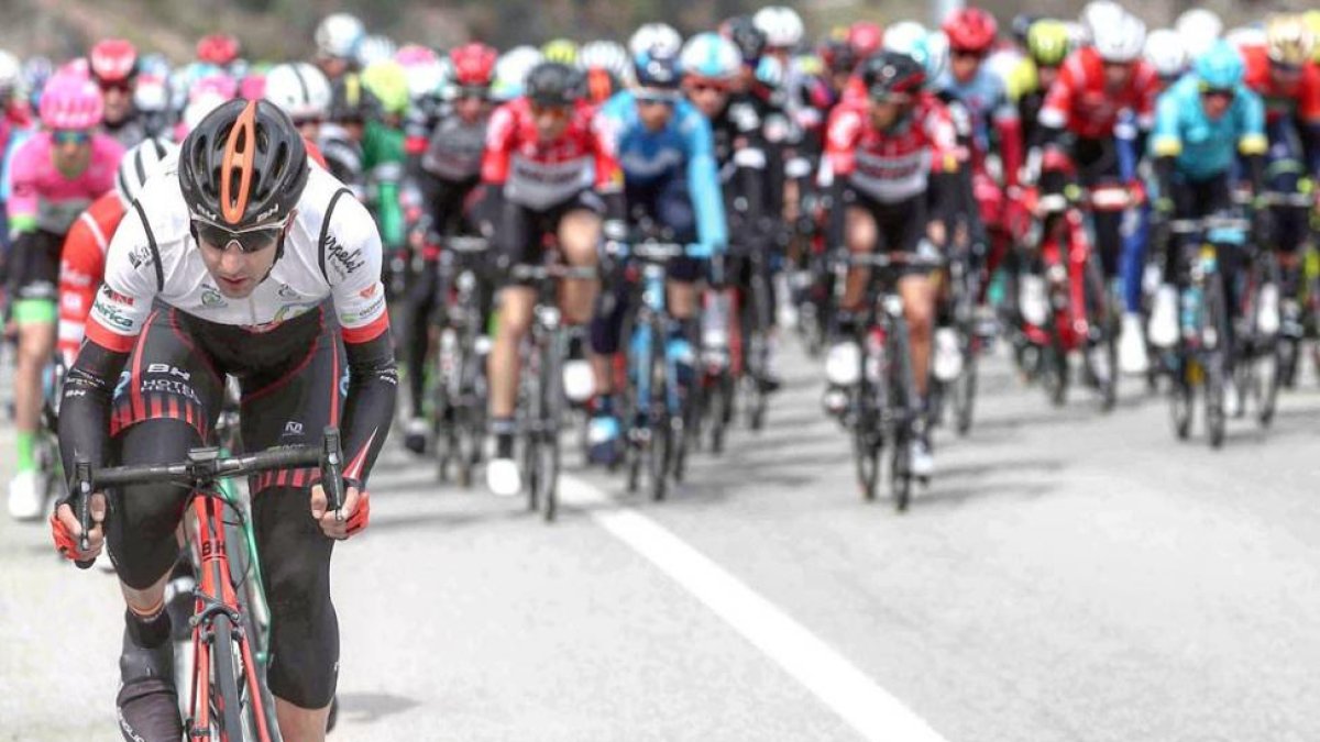 Diego Rubio intenta saltar del pelotón en una de las jornadas de la Vuelta a Andalucía.-PHOTO GOMEZ SPORT
