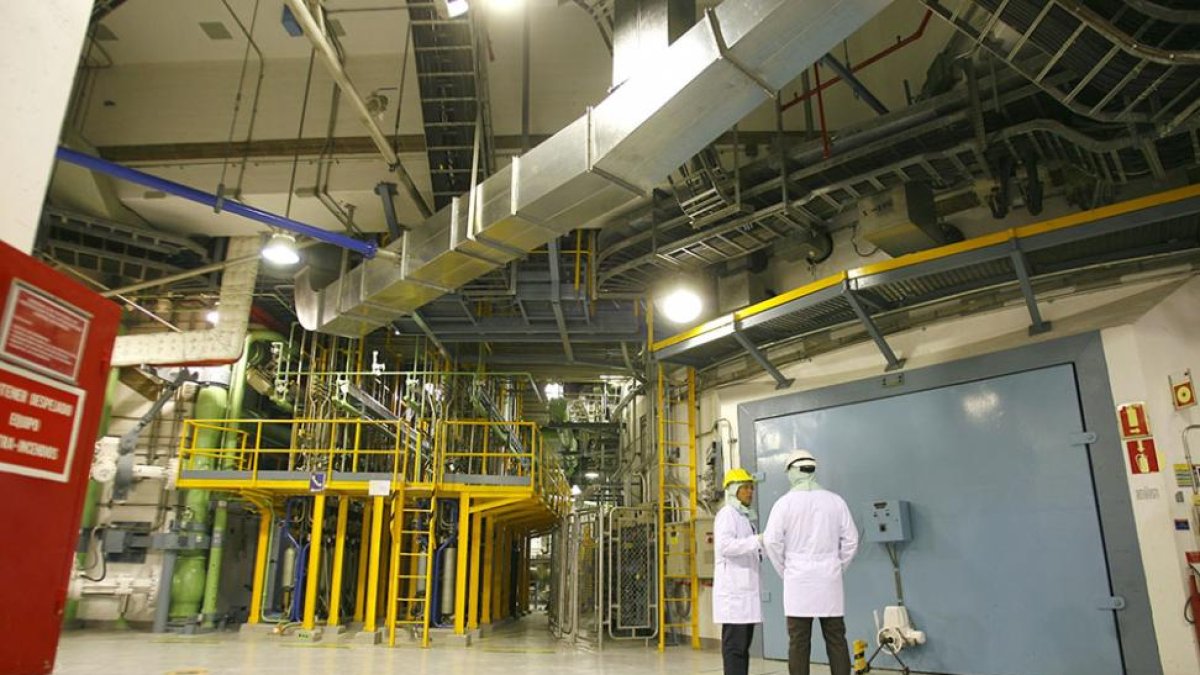 Dos operarios de la central nuclear de Garoña realizan labores de inspección dentro de las instalaciones.