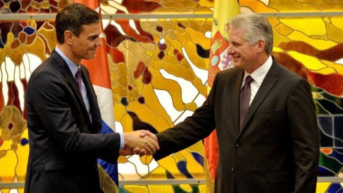 Pedro Sánchez y Miguel Díaz Canel firman el marco de consultas permanentes en el palacio presidencial de La Habana-REUTERS