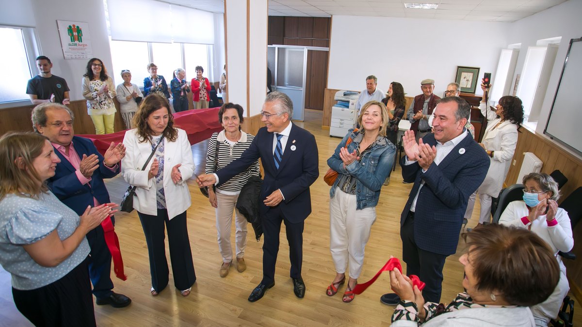 Instante de la inauguración de la nueva sede de Alcer. TOMÁS ALONSO