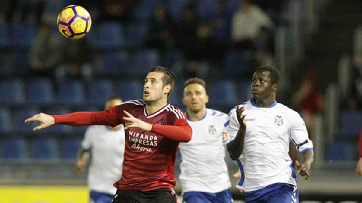 Carlos Moreno se dispone a despejar un balón ante la presencia de Amath, autor del gol del Tenerife.-LFP