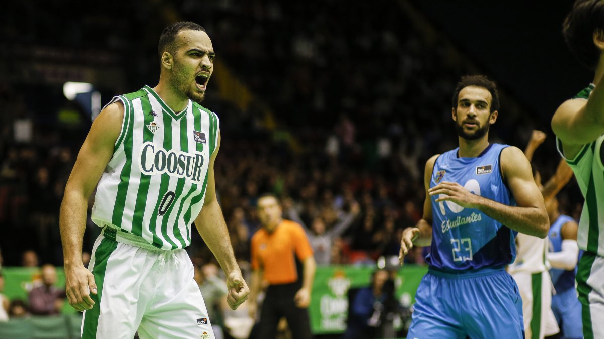 Obi Enechionyia con la camiseta del Real Betis. ACB PHOTO / F. RUSO