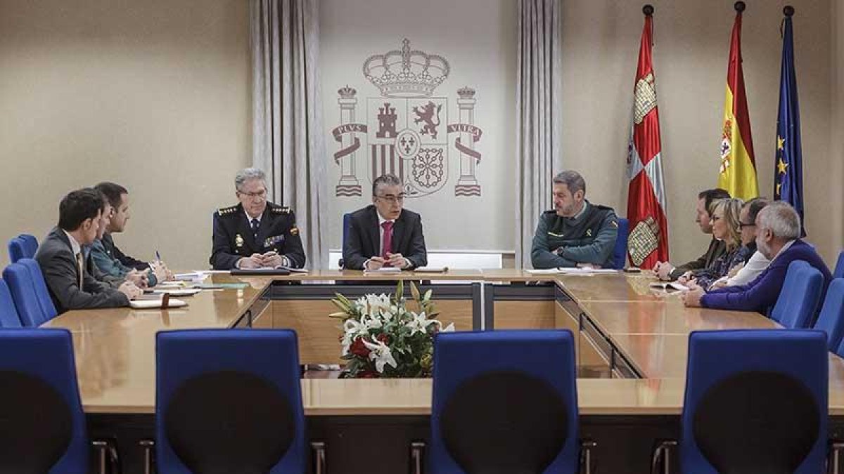 Imagen de la reunión del subdegelado con los representantes empresariales.-RAÚL G. OCHOA