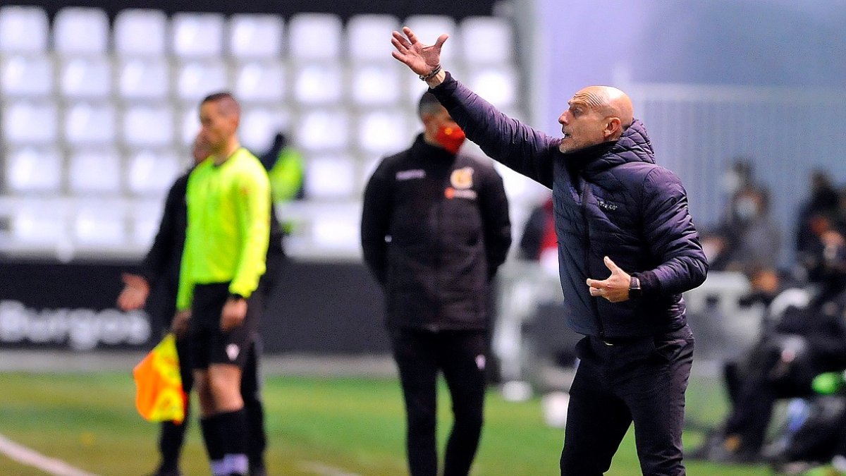 Calero corrige a sus jugadores durante un partido. SANTI OTERO