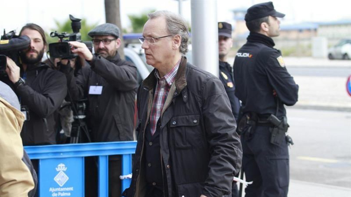El excontable de Nóos Marco Antonio Tejeiro, a su llegada esta mañana a la Escuela Balear de la Administración Pública (EBAP), donde se celebra la quinta jornada del juicio por el caso Nóos. La Audiencia de Palma juzga en este caso a la infanta Cristina; -