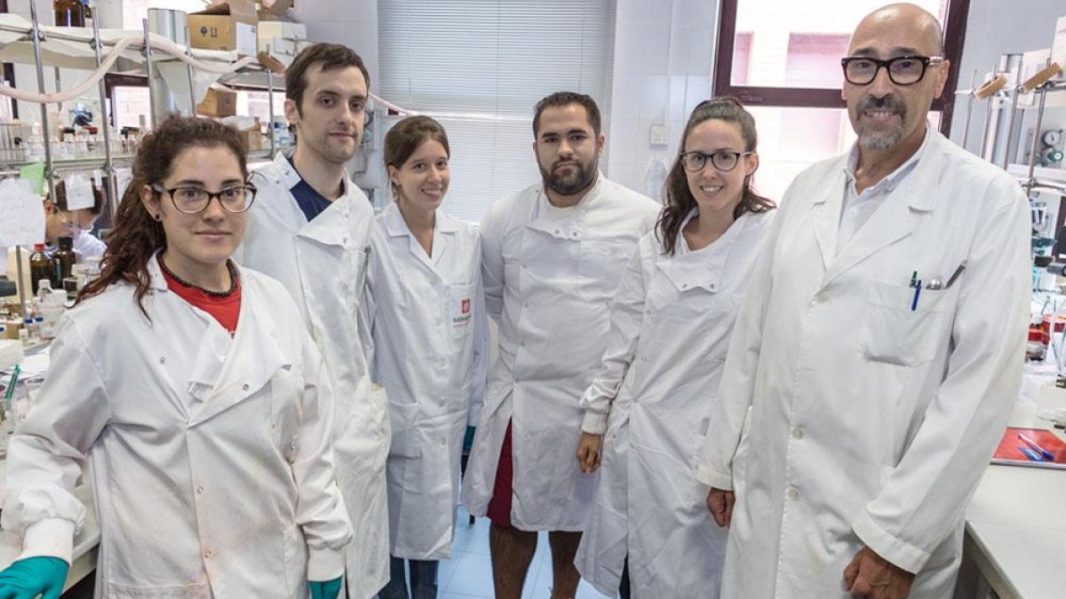 El equipo de investigación posa en las instalaciones de la universidad.-ECB