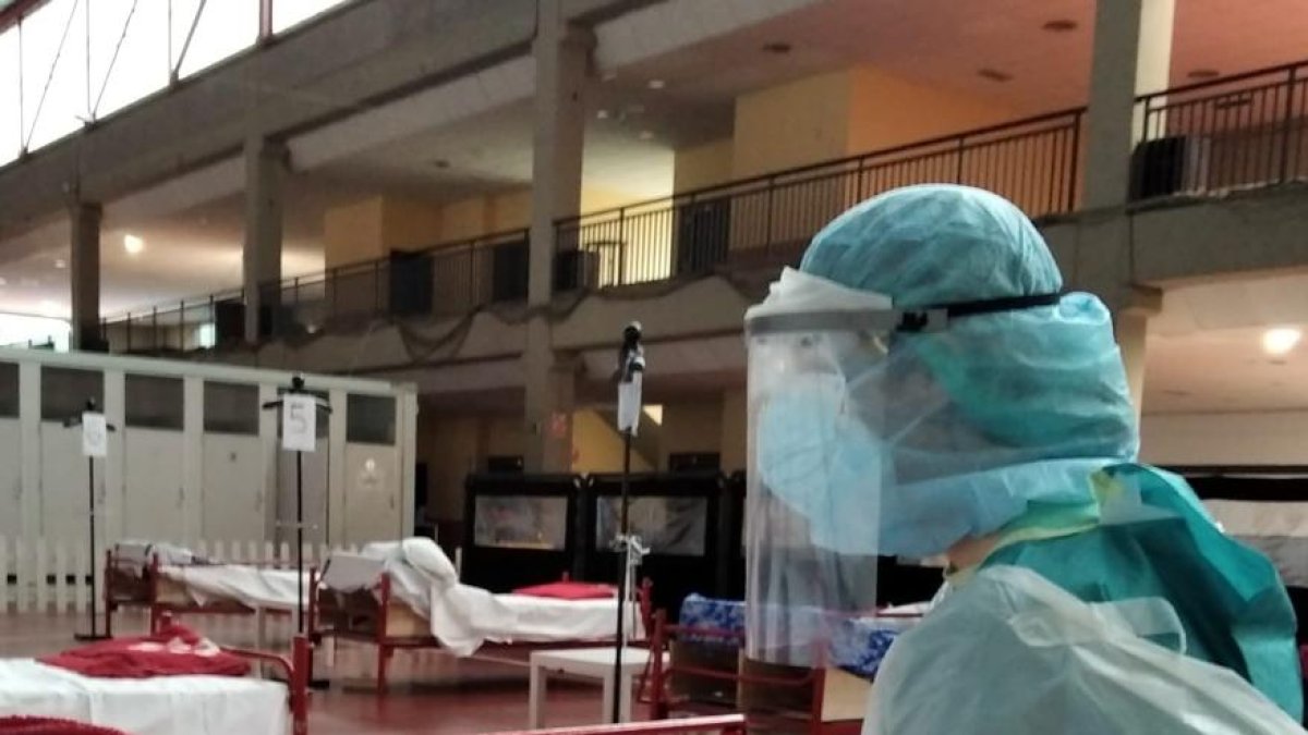 Enfermera y paciente en el hospital de campaña de Aranda.