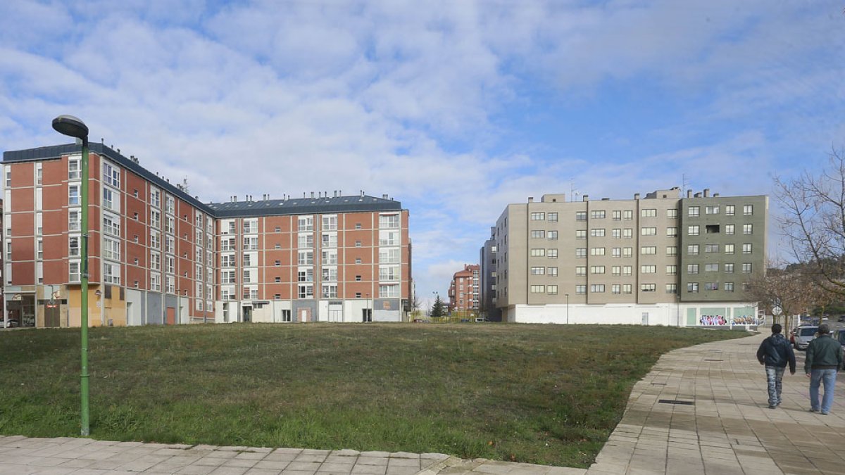 Parcela junto a la Avenida de la Independencia donde se ubicará el futuro centro cívico. ISRAEL L. MURILLO