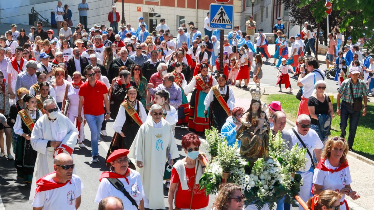 Romería de la Virgen Blanca en el Castillo de Burgos. TOMÁS ALONSO