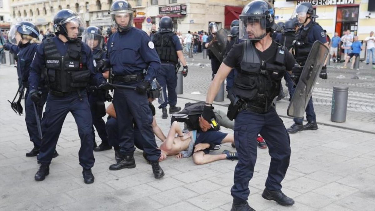 Incidentes con hinchas ingleses en Marsella durante la Eurocopa del 2016.-DARKO BANDIC (AP)