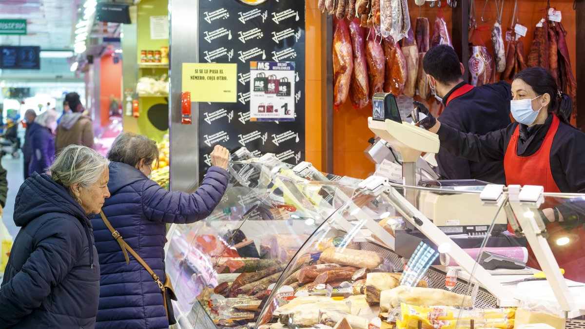 Una mujer hace la compra sin mascarilla en el Mercado Sur. SANTI OTERO