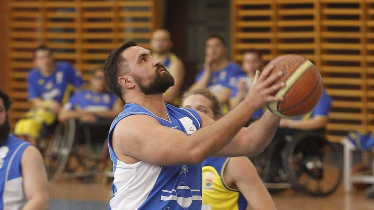 Marcio se prepara para lanzar a canasta.-SANTI OTERO