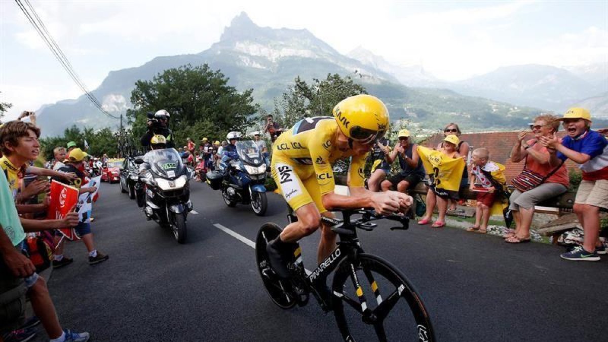 El ciclista británico Christopher Froome del Sky termina la carrera de la decimoctava etapa de la 103ª edición del Tour de Francia, de 17 kilómetros, que se disputa entre Sallanches y Megéve, en Francia, hoy.-EFE/Kim Ludbrook