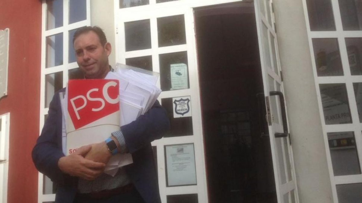 El alcalde de Jun (Granada), José Antonio Rodríguez Salas, con varios fajos de firmas de militantes socialistas de toda España recibidas este miércoles en demanda de un congreso urgente y primarias en el PSOE.-LUIS MAURI