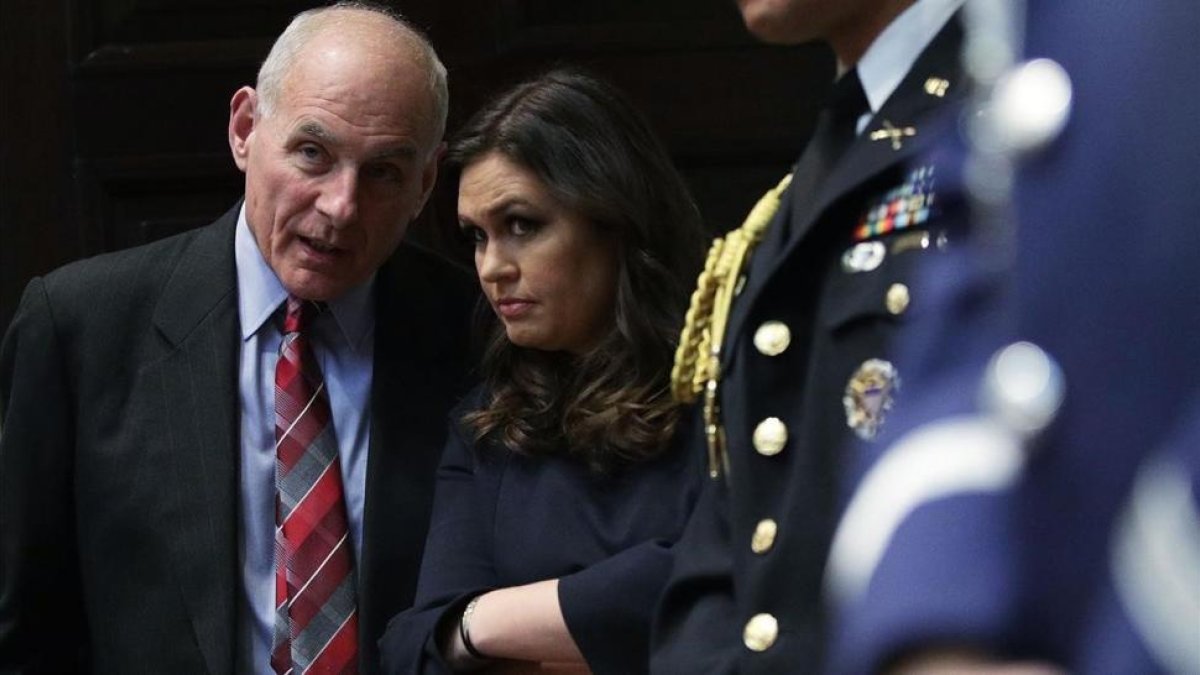 Kelly (izquierda) junto a Sarah Sanders, secretaria de prensa de la Casa Blanca, el 31 de octubre.-/ GETTY IMAGES / ALEX WONG
