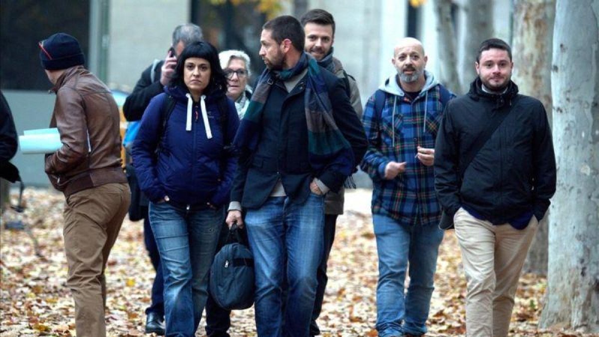 Anna Gabriel de camino a la Audiencia Nacional en solidaridad con los detenidos por la quema de fotos del Rey.-DAVID CASTRO
