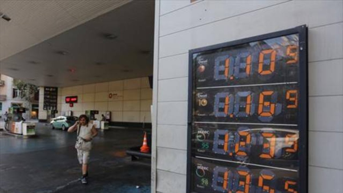 Precios de los carburantes expuestos en una gasolinera de Barcelona.-DANNY CAMINAL