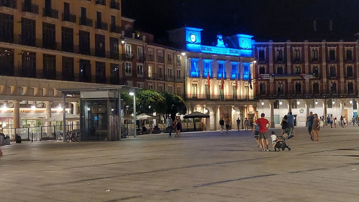 Fachada del Ayuntamiento iluminada.