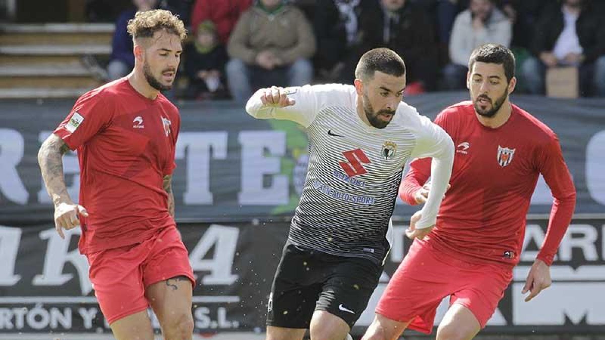 Adrián Hernández se reencontró ayer con el gol en el choque ante el Izarra-Raúl G. Ochoa