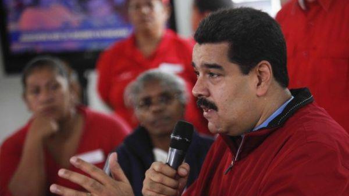 El presidente de Venezuela, Nicolás Maduro, habla con simpatizantes chavistas, el viernes en Caracas.-Foto: REUTERS