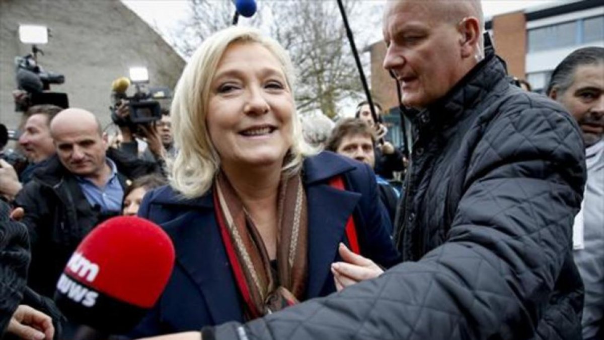 Marine Le Pen, protegida por su guardaespaldas, Thierry Légier, en una imagen de archivo.-OLIVIER HOSLET
