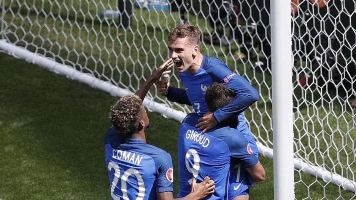Griezmann celebra su segundo gol ante Irlanda junto a Giroud y Coman.-AP