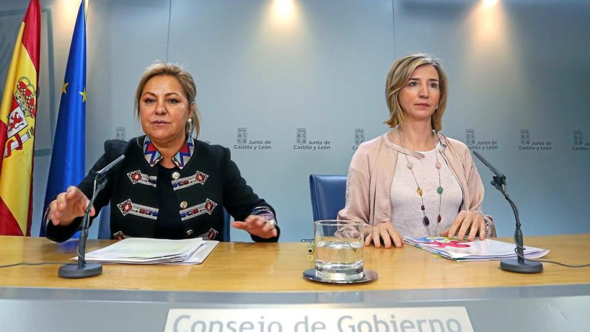 La vicepresidenta de la Junta, Rosa Valdeón, y la consejera de Familia, Alicia García, tras el Consejo de Gobierno.-ICAL