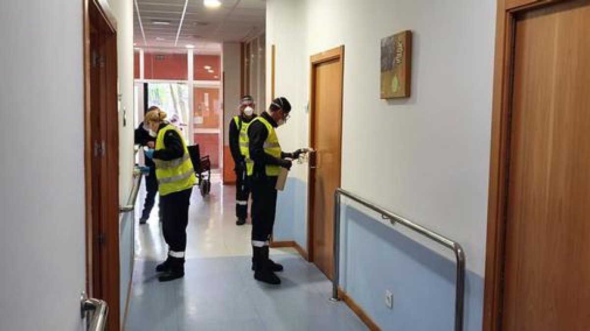 Las residencias de mayores fueron -y siguen siendo- foco de especial atención en las labores de desinfección. ICAL