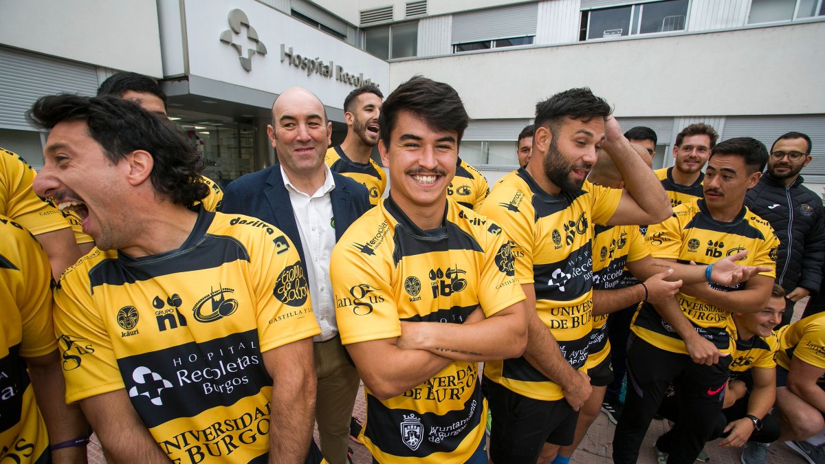 Nico Rocaries en la presentación del equipo Aparejadores RC en el hospital Recoletas.