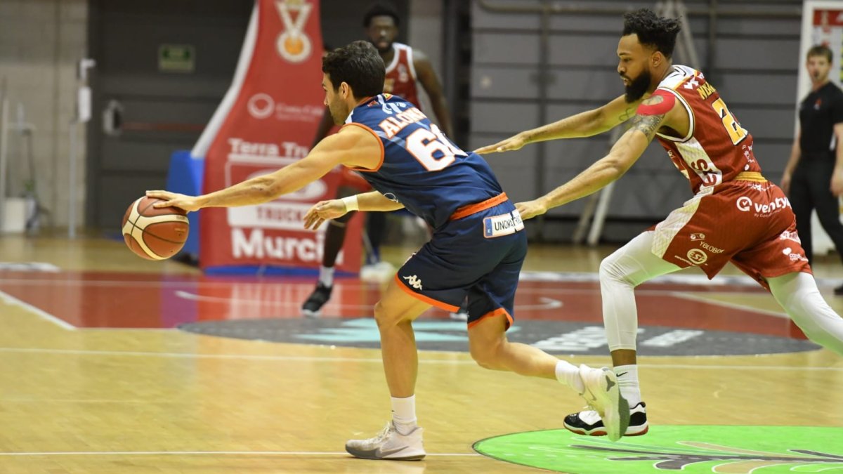 Ayoze Alonso sube el balón ante la presión de un rival. REAL MURCIA BALONCESTO