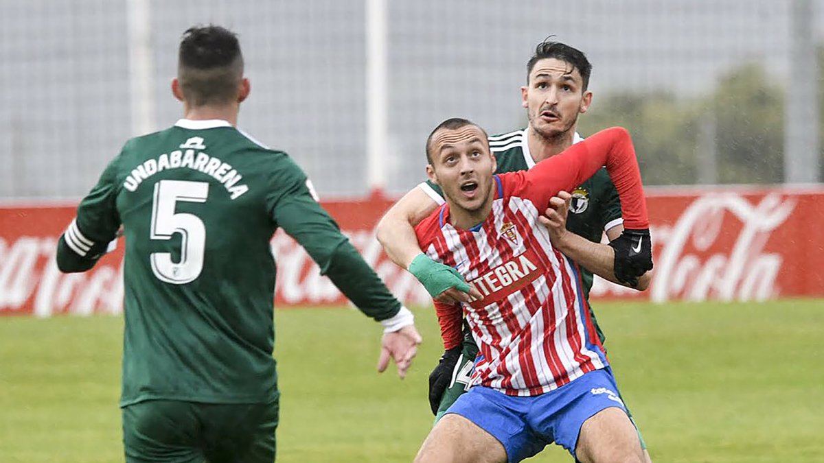 Elgezabal pugna por un balón con un ariete del filial del Sporting. SPORTING