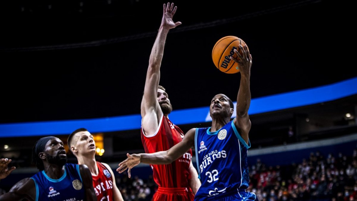 Renfroe busca la bandeja en un lance del partido disputado en Lituania. FIBA