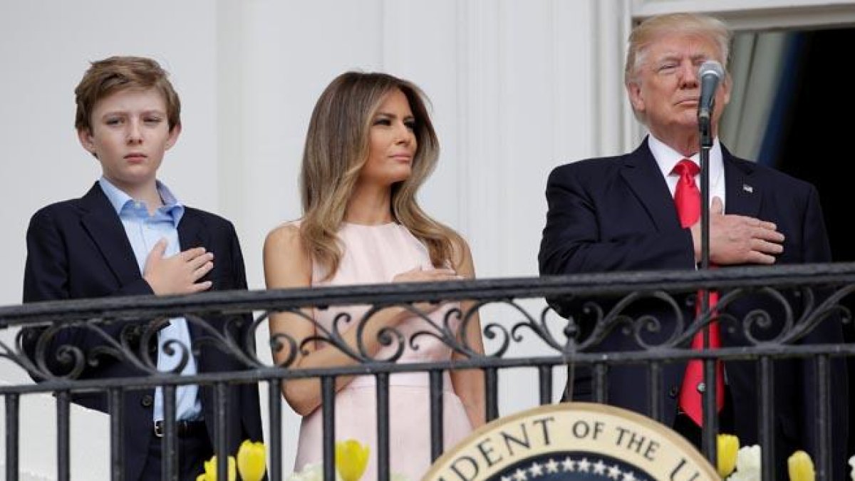 Melania recuerda a su marido que debe colocar su mano derecha sobre el corazón mientras suena el himno de EEUU.-