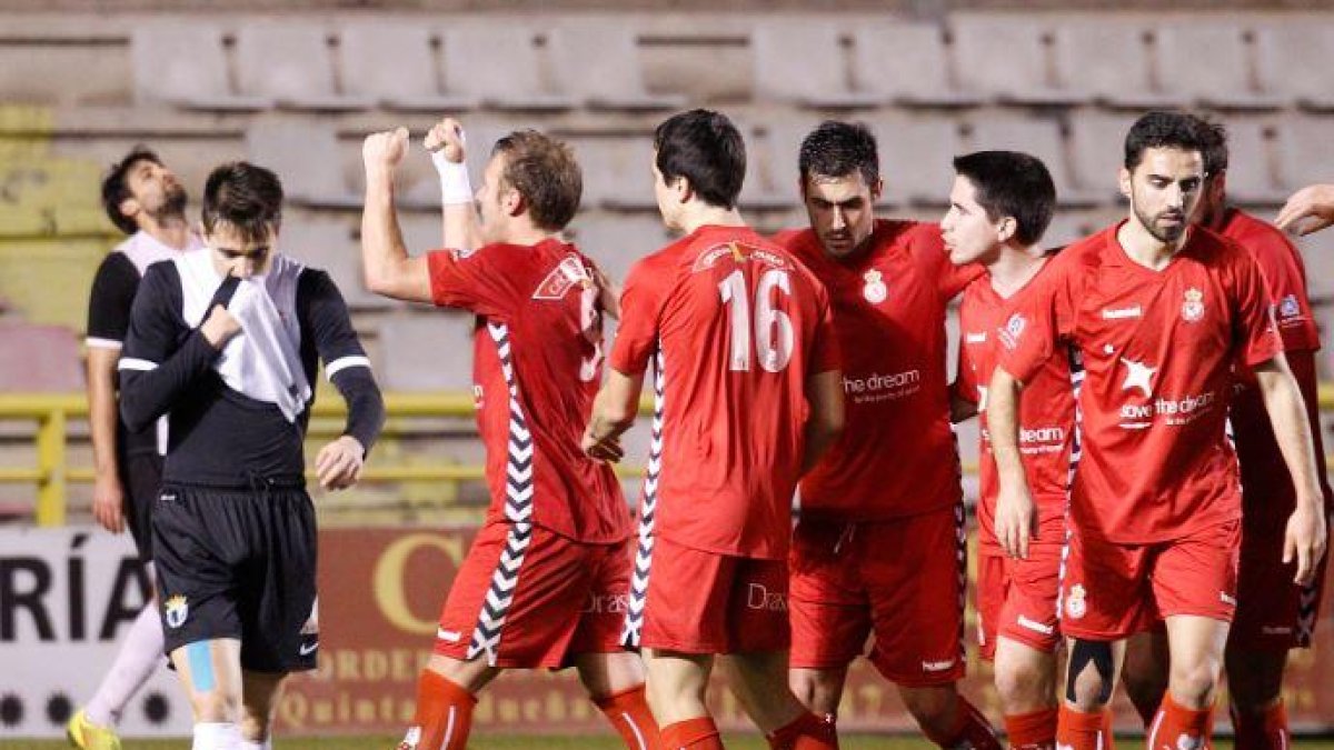 Isaac Aketxe, con los brazos en alto, celebra en El Plantío el gol que le marcó al Burgos el pasado 24 de enero.-SANTI OTERO