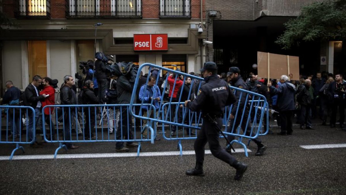 Periodistas, policías y decenas de simpatizantes, ante la sede del PSOE en Madrid.-JOSÉ LUIS ROCA
