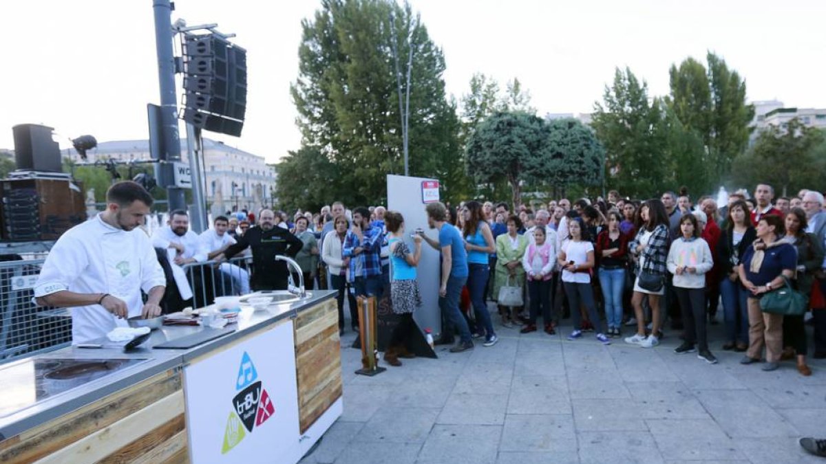 Numeroso público arropó a los dibujantes y a los cocineros hasta el final. En la imagen, Óscar Alonso, del Restaurante Carmen.-Raúl Ochoa