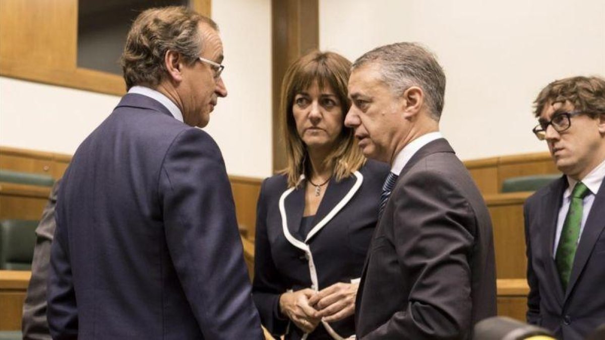 Alfonso Alonso, Idoia Mendia e Iñigo Urkullu, este miércoles, en el Parlamento vasco.-EFE / ADRIAN RUIZ DE HIERRO