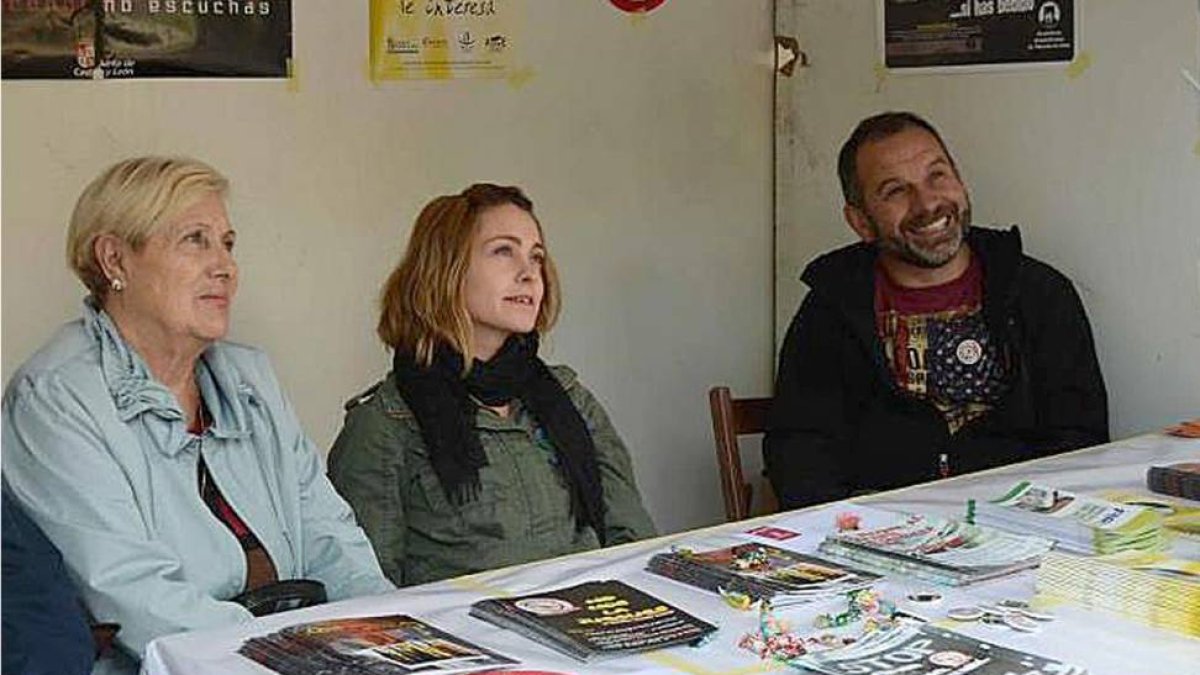 Rafa Sánchez (dch.) en el stand de las jornadas contra el consumo de alcohol que se clausuraron ayer-E. M.