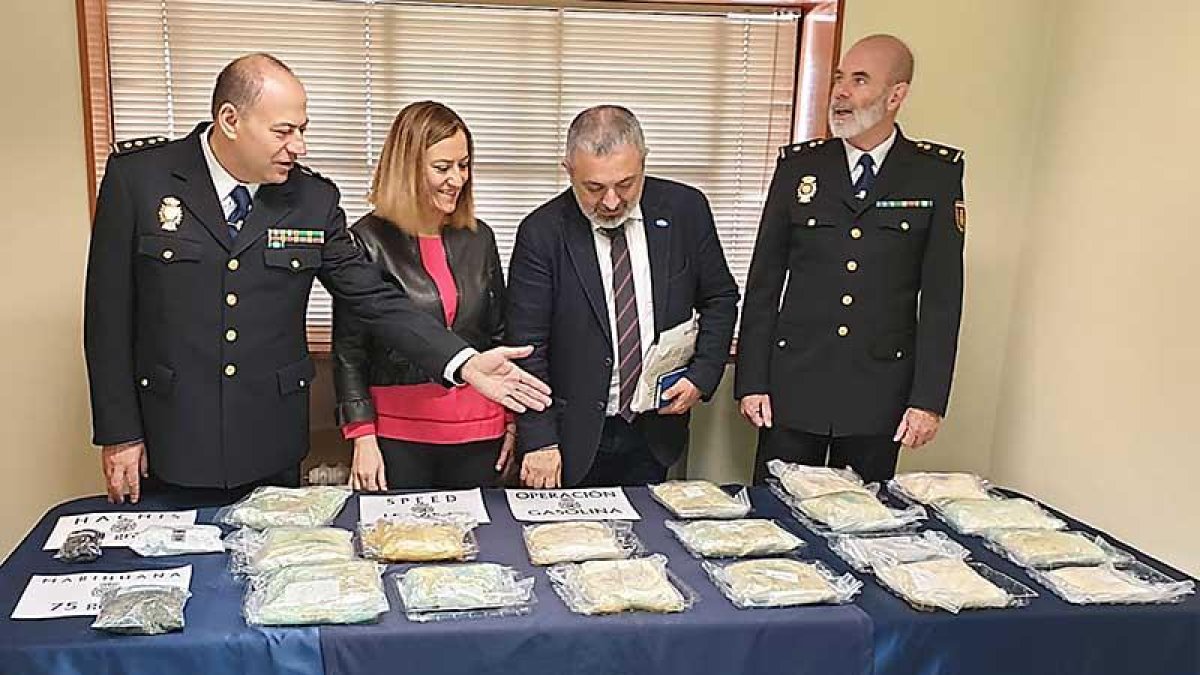La subdelegada del Gobierno en Castilla y León, Virginia Barcones, felicitó a los agentes por el éxito del operativo en Aranda de Duero.-ECB